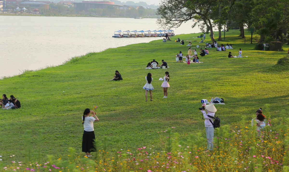 Điểm hẹn check‑in b&ecirc;n bờ s&ocirc;ng Hương đang g&acirc;y sốt- Ảnh 1.