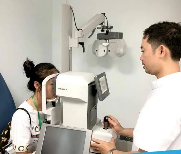 Kh&aacute;m mắt định kỳ: Ch&igrave;a kh&oacute;a kiểm so&aacute;t cận thị v&agrave; bảo vệ sức khỏe mắt- Ảnh 1.