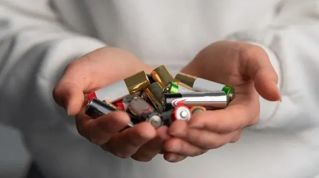 Sai lầm khi bảo quản pin AA: T&iacute;ch trữ l&acirc;u dễ hỏng thiết bị- Ảnh 1.