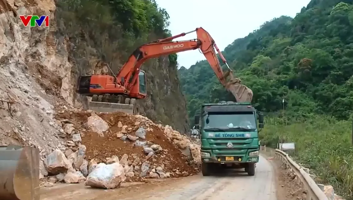 Khắc phục sạt lở tr&ecirc;n Quốc lộ 6 đoạn qua Mai Ch&acirc;u, Ph&uacute; Thọ - Ảnh 1.