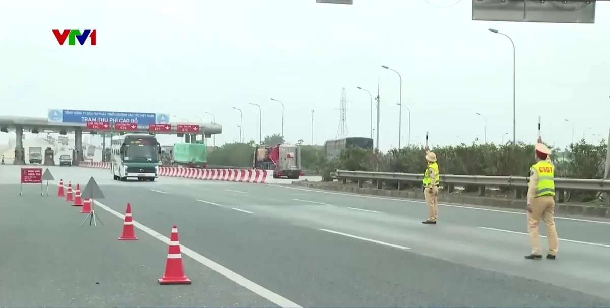 Siết chặt quản l&yacute; ph&ugrave; hiệu xe kinh doanh vận tải, ngăn chặn t&igrave;nh trạng &ldquo;l&aacute;ch luật&rdquo; - Ảnh 2.