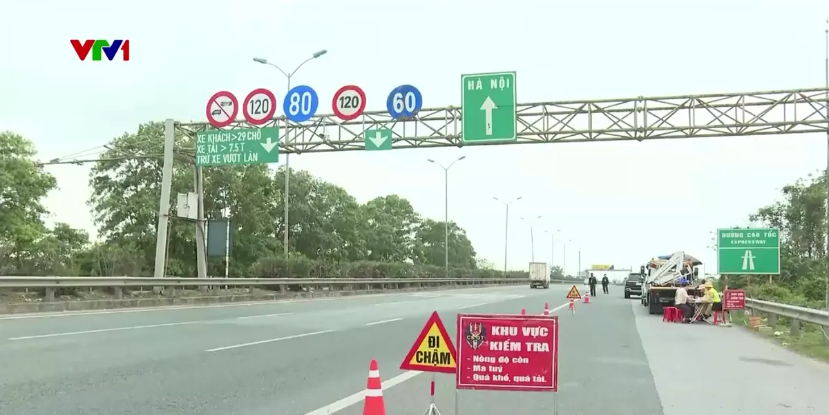 Siết chặt quản l&yacute; ph&ugrave; hiệu xe kinh doanh vận tải, ngăn chặn t&igrave;nh trạng &ldquo;l&aacute;ch luật&rdquo; - Ảnh 1.