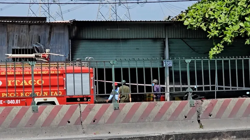 Ch&aacute;y nh&agrave; ở TP Hồ Ch&iacute; Minh, h&agrave;ng x&oacute;m đập cửa, kịp cứu 3 người tho&aacute;t nạn - Ảnh 2.