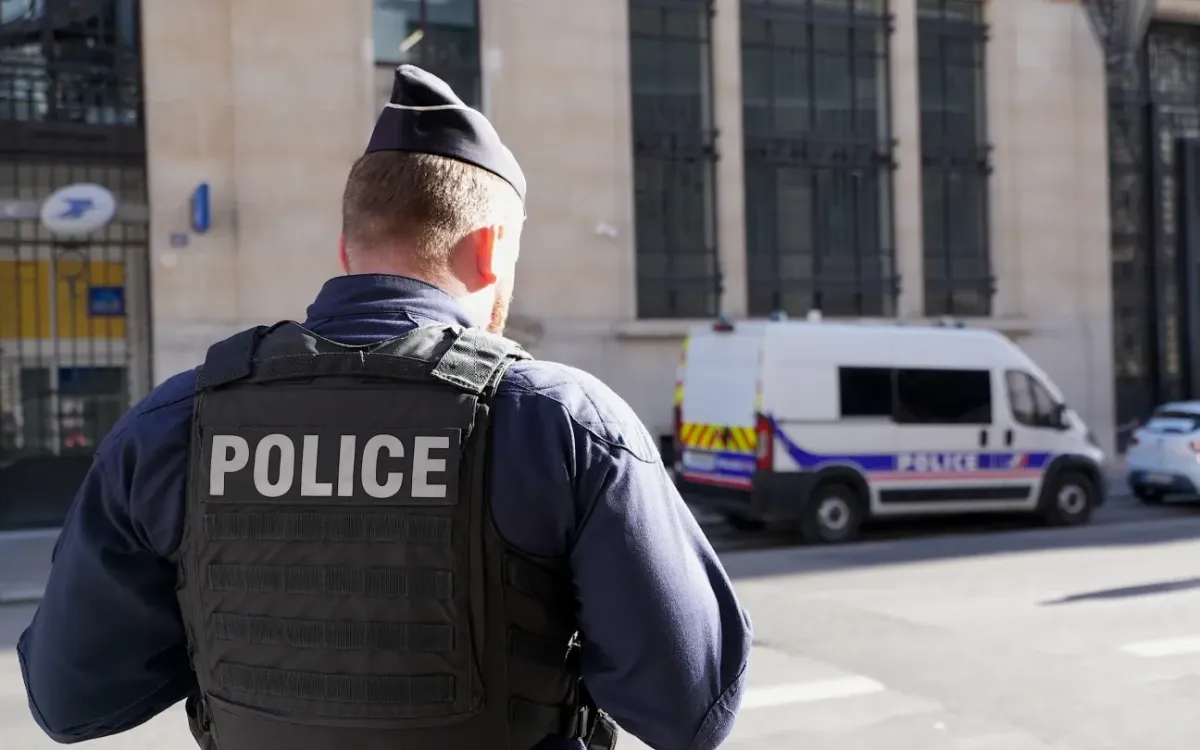 Cảnh sát đứng bên ngoài tòa nhà Bank of America tại Paris ngày 28/3/2026. (Ảnh: AP)