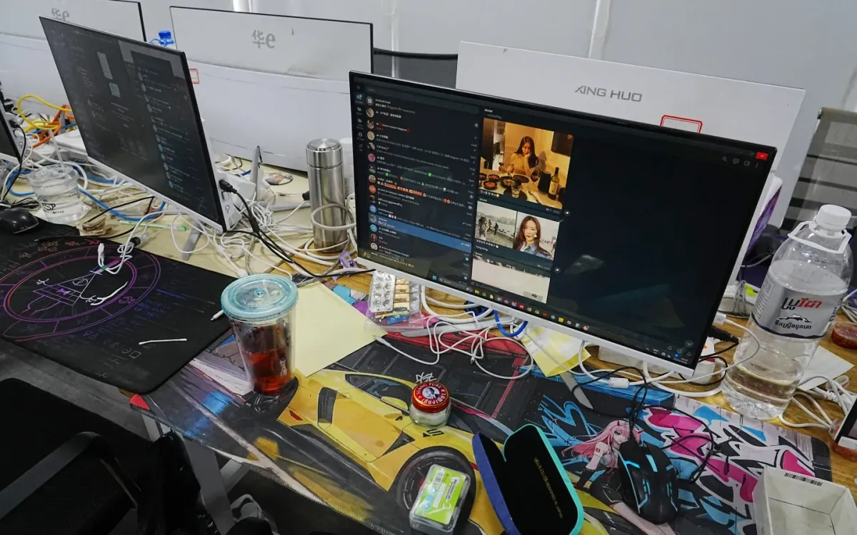 Thiết bị tại một trung tâm lừa đảo ở Phnom Penh, Campuchia, ngày 11/3/2026. (Ảnh: AP/Heng Sinith)