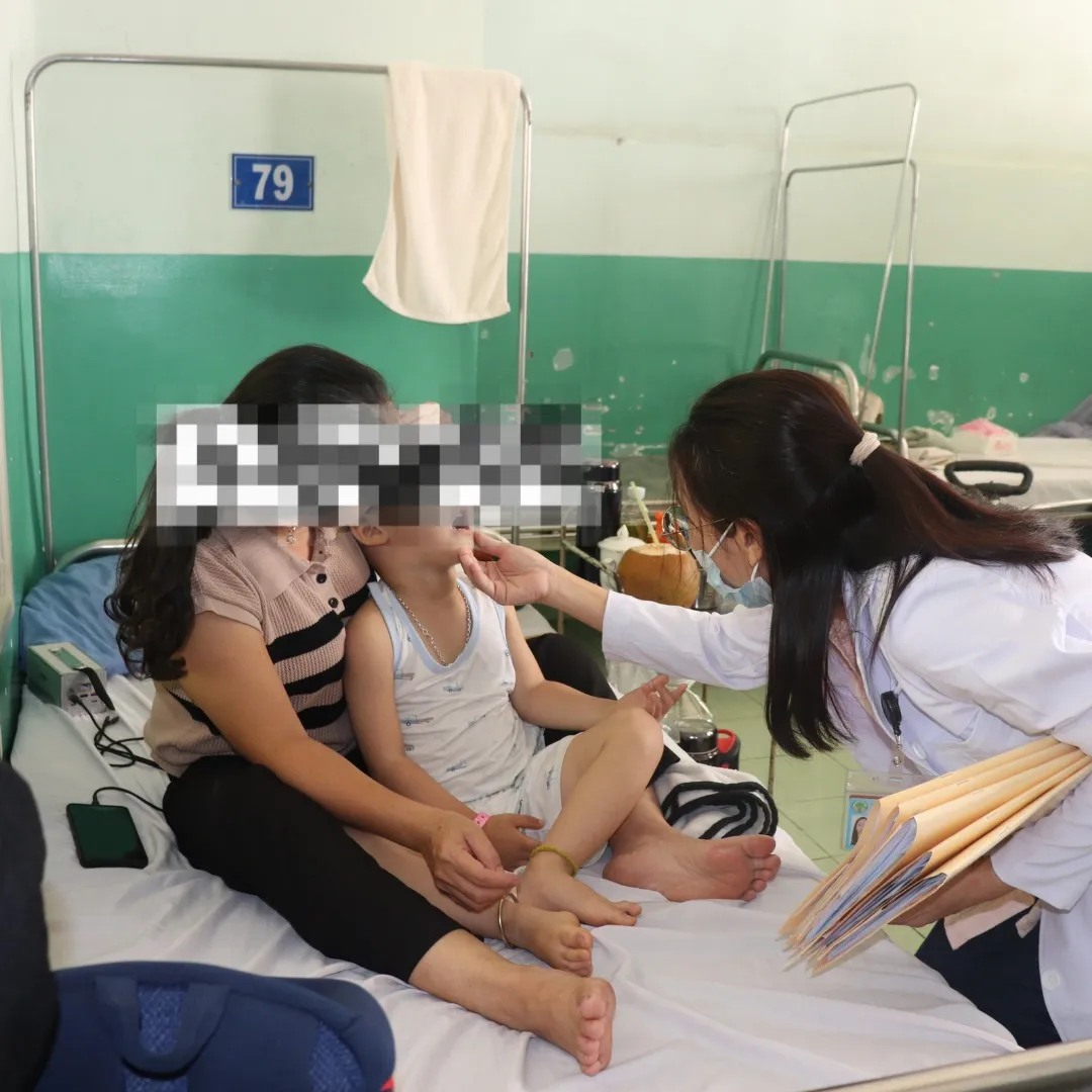 Cảnh báo virus EV71 gây bệnh tay chân miệng diễn tiến nhanh, dễ biến chứng nặng - Ảnh 1.