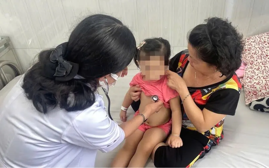 Trẻ em bị tay chân miệng đang được điều trị tại bệnh viện