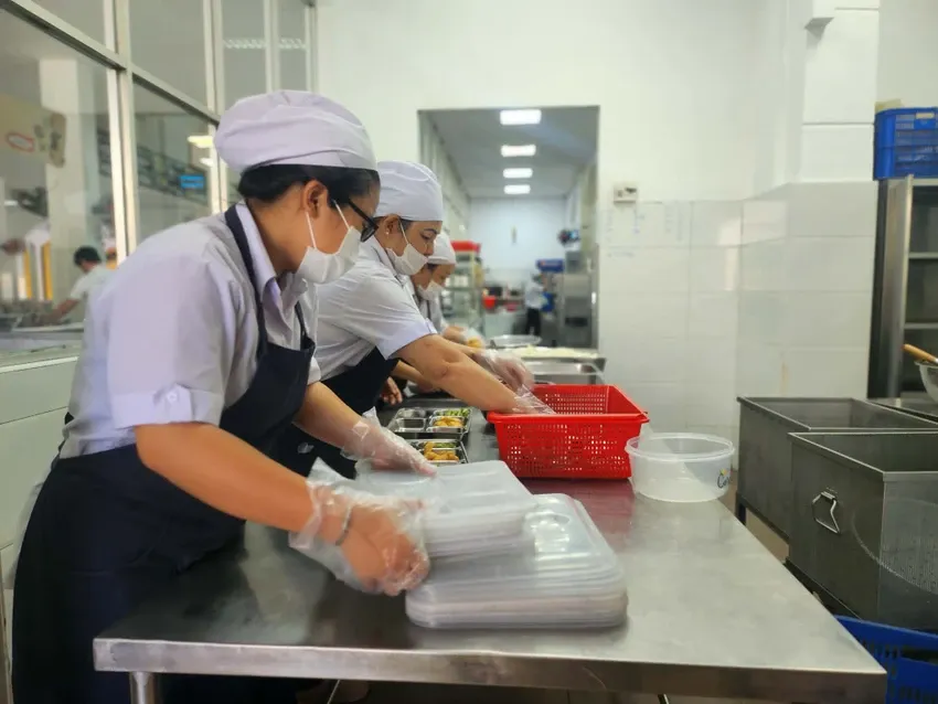 Kiểm tra đột xuất cơ sở ăn uống, bếp ăn tập thể ở H&agrave; Nội v&agrave; Ninh B&igrave;nh - Ảnh 1.