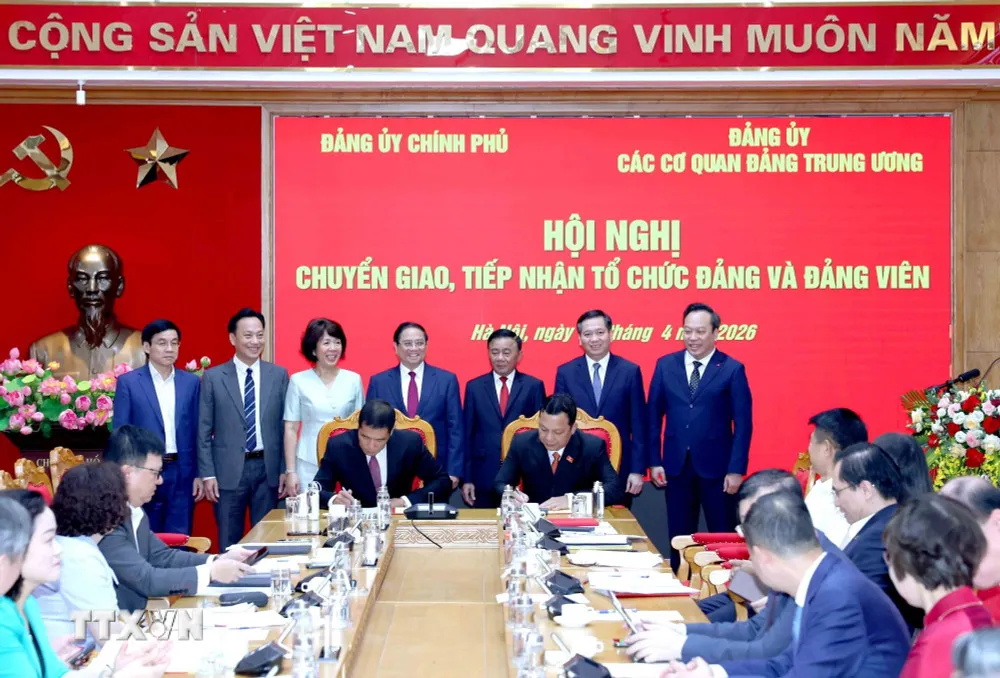 Chuyển giao, tiếp nhận tổ chức đảng v&agrave; đảng vi&ecirc;n giữa Đảng ủy Ch&iacute;nh phủ v&agrave; Đảng ủy c&aacute;c cơ quan Đảng TW - Ảnh 1.
