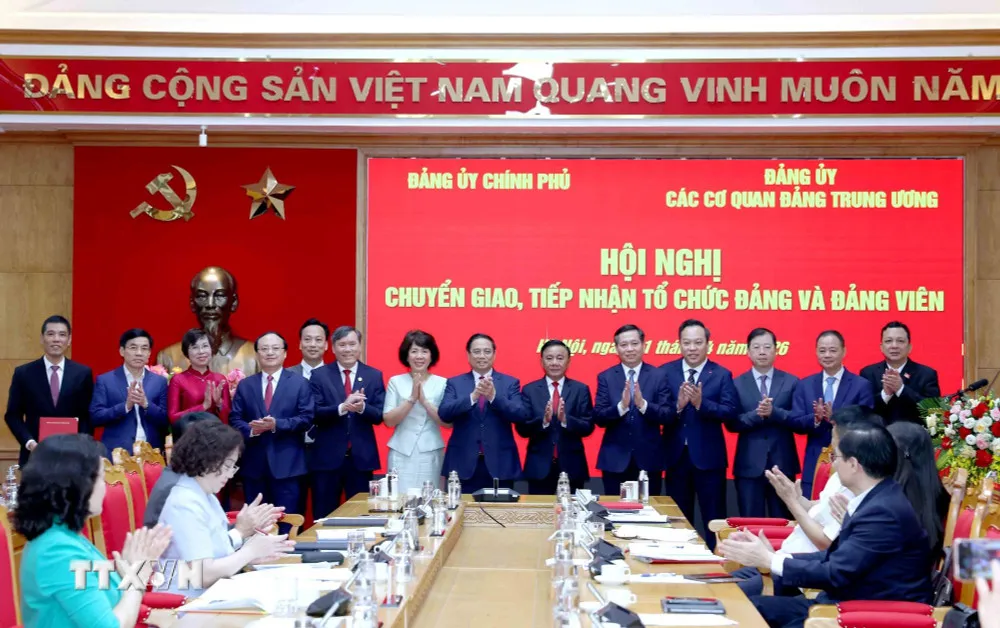Chuyển giao, tiếp nhận tổ chức đảng v&agrave; đảng vi&ecirc;n giữa Đảng ủy Ch&iacute;nh phủ v&agrave; Đảng ủy c&aacute;c cơ quan Đảng TW - Ảnh 2.
