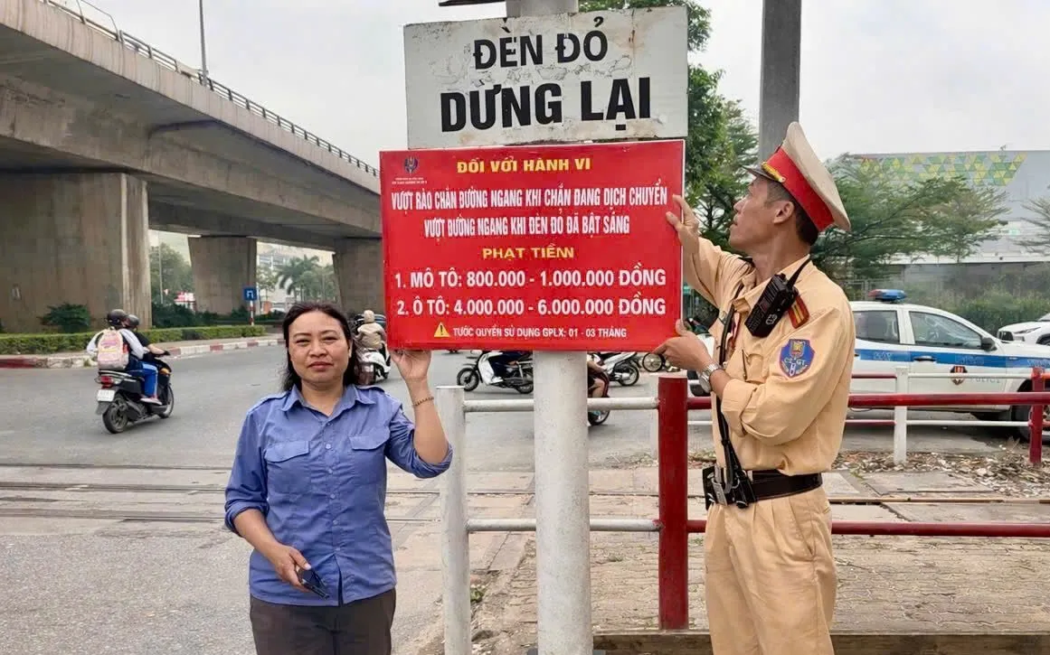 Đội CSGT đường bộ số 5 tổ chức gắn biển tuyên truyền mức xử phạt vi phạm ATGT đường sắt.