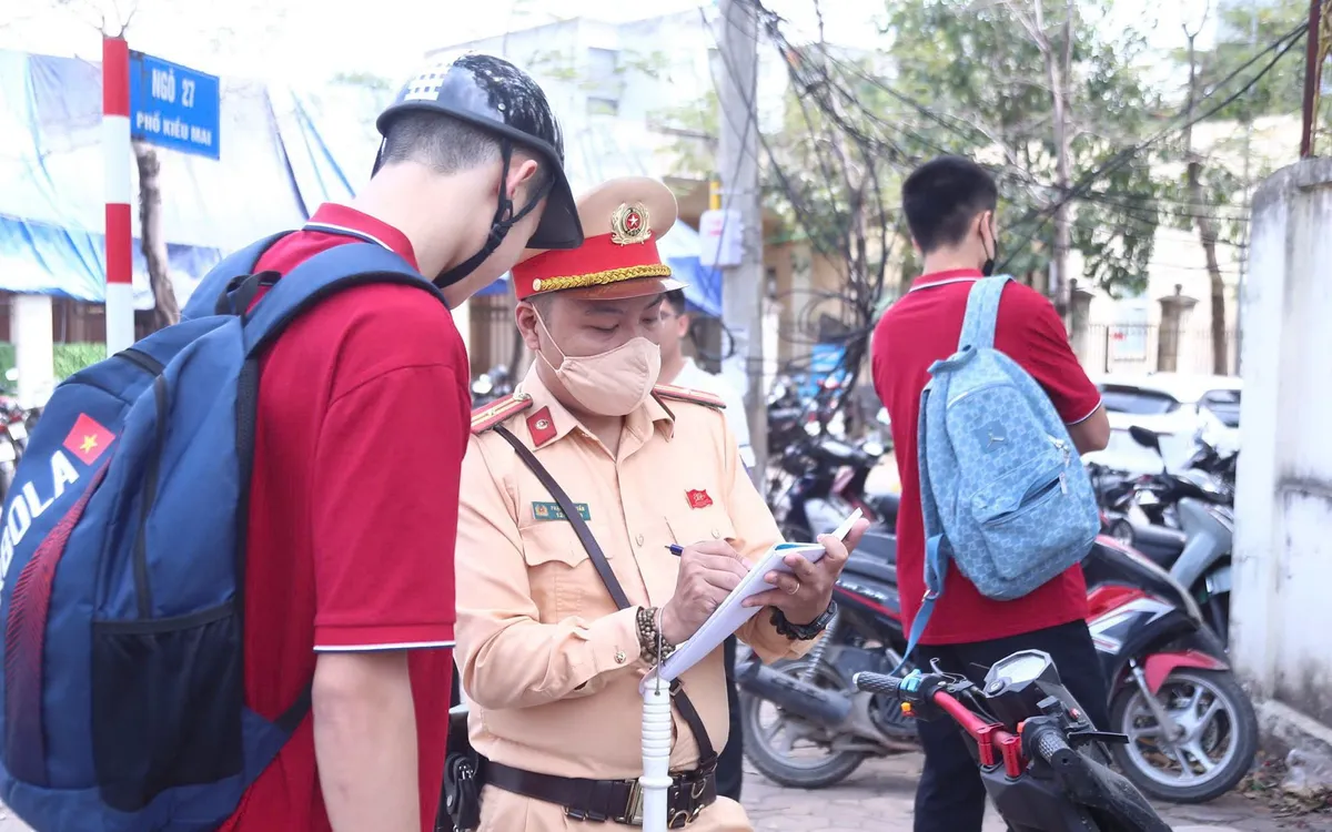 CSGT kiểm tra, xử lý học sinh vi phạm TTATGT.