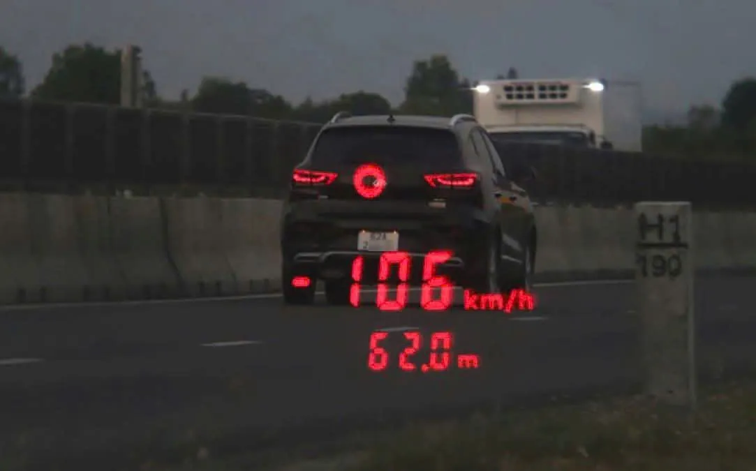 Nữ t&agrave;i xế bị phạt gần 25 triệu đồng v&igrave; chạy qu&aacute; tốc độ, kh&ocirc;ng c&oacute; đăng k&yacute; xe tr&ecirc;n cao tốc - Ảnh 1.