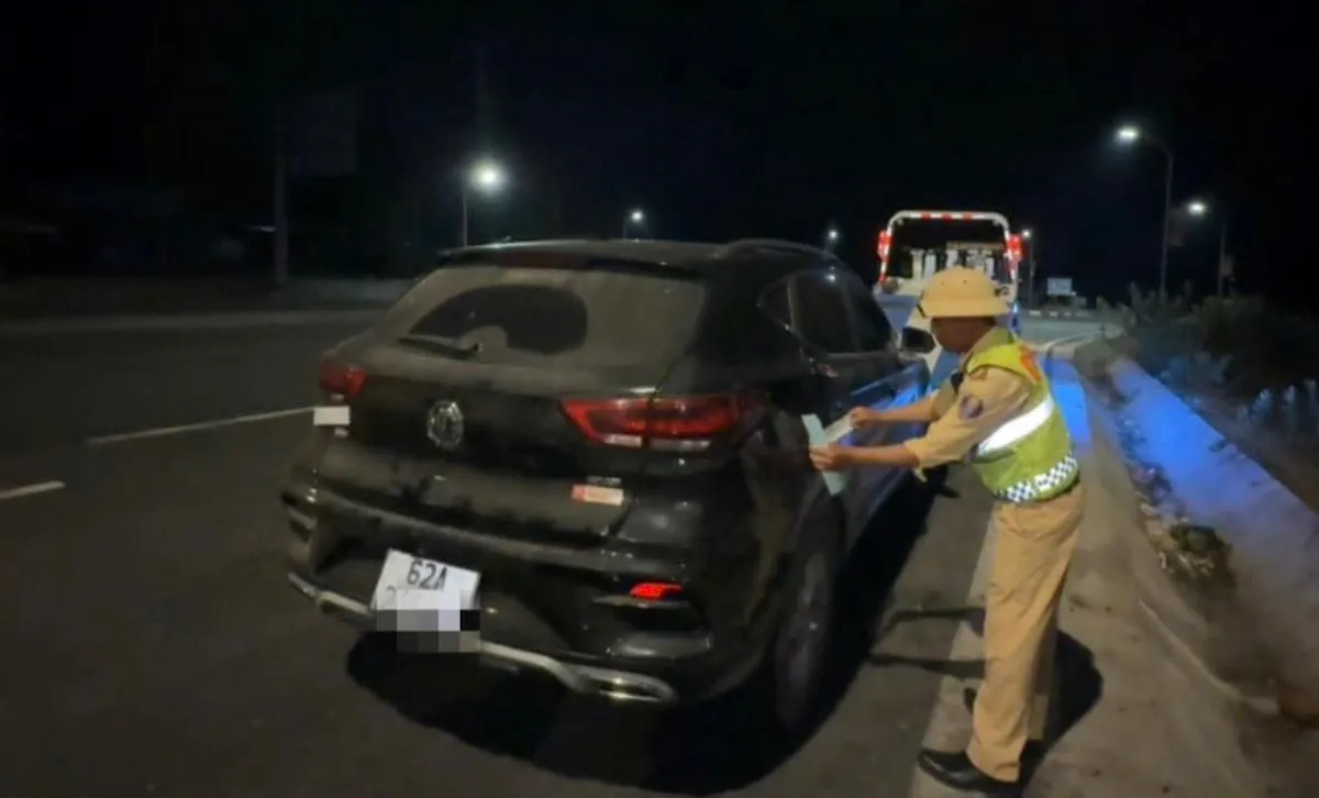 Nữ t&agrave;i xế bị phạt gần 25 triệu đồng v&igrave; chạy qu&aacute; tốc độ, kh&ocirc;ng c&oacute; đăng k&yacute; xe tr&ecirc;n cao tốc - Ảnh 2.