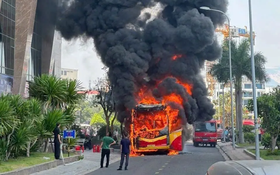 Xe khách giường nằm bất ngờ bốc cháy sáng 1/4.