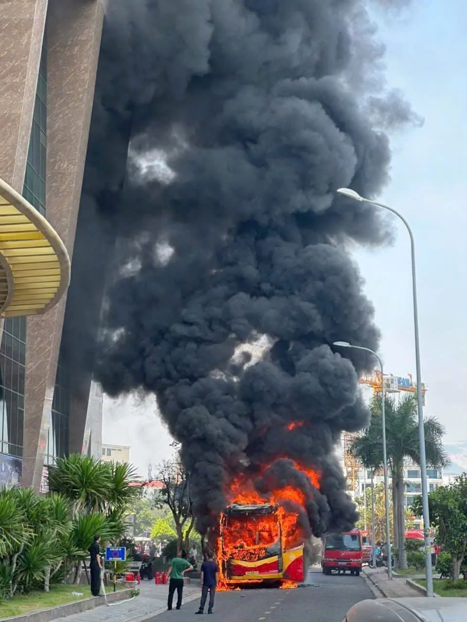 Nha Trang: Xe kh&aacute;ch giường nằm bất ngờ bốc ch&aacute;y s&aacute;ng 1/4 - Ảnh 1.