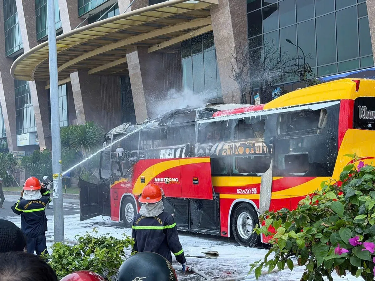 Nha Trang: Xe kh&aacute;ch giường nằm bất ngờ bốc ch&aacute;y s&aacute;ng 1/4 - Ảnh 2.