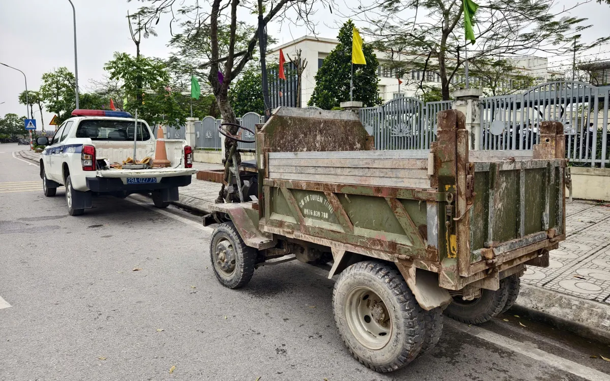 Ngày 1/4/2026, Đội CSGT đường bộ số 9 (Phòng CSGT Công an TP Hà Nội) tổ chức tuần tra trên các tuyến tỉnh lộ, đường liên thôn, liên xã thuộc địa bàn xã Ô Diên, Đan Phượng để kiểm soát, xử lý phương tiện tự chế, xe mô tô kéo theo xe khác, vật khác vi phạm TTATGT.