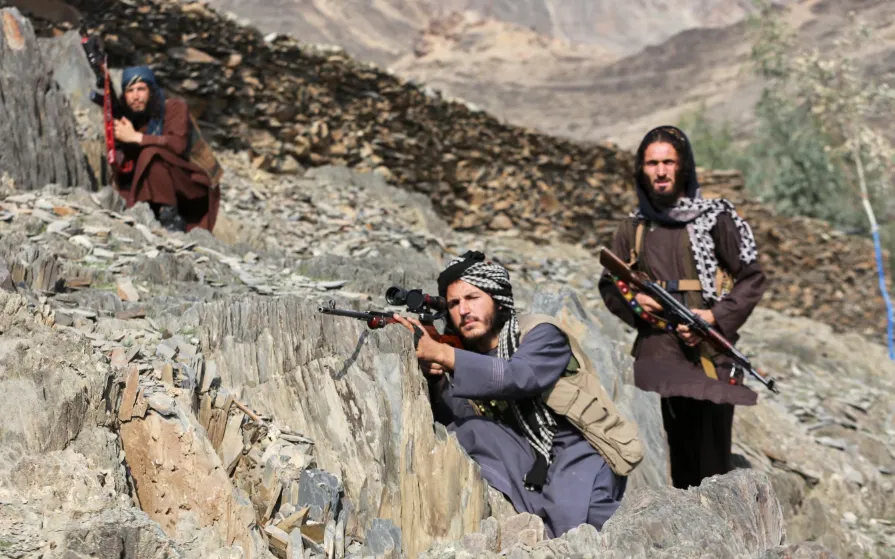 Binh sĩ Taliban Afghanistan tại cửa khẩu biên giới Torkham giáp với Pakistan (Ảnh: AP)