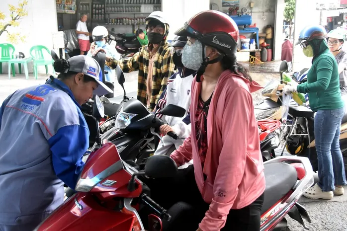 Ng&acirc;n s&aacute;ch c&oacute; thể tạm ứng b&ugrave; cho gi&aacute; xăng dầu từ 4.000 - 5.000 đồng mỗi l&iacute;t- Ảnh 1.