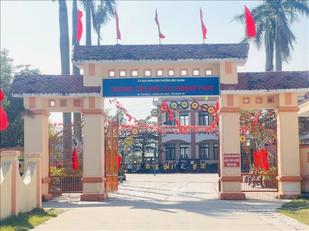 Tạm đ&igrave;nh chỉ c&ocirc;ng t&aacute;c hiệu trưởng trường tiểu học để điều tra dấu hiệu &ldquo;chạy&rdquo; hợp đồng - Ảnh 2.