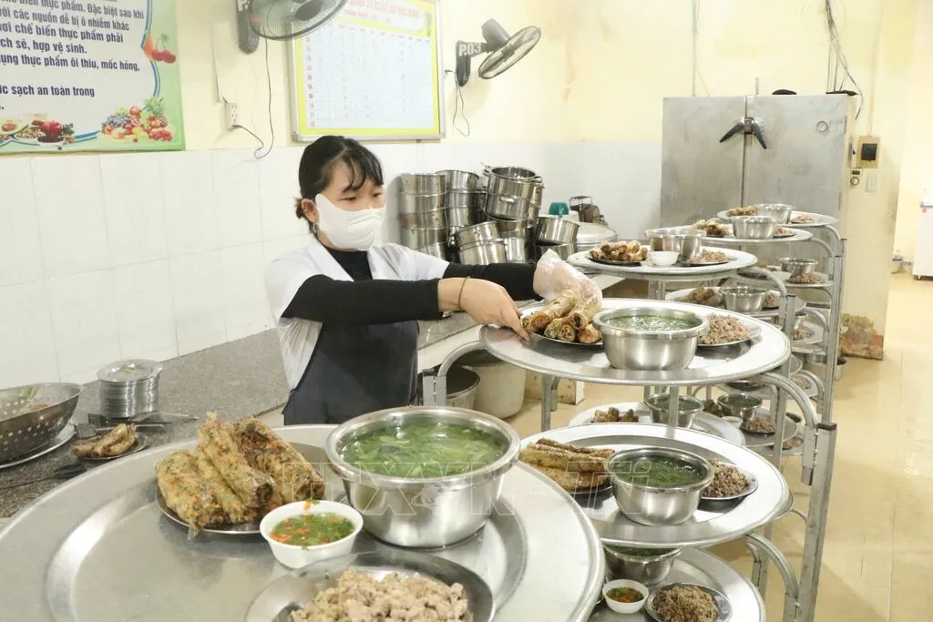 Bộ Y tế siết kiểm so&aacute;t an to&agrave;n thực phẩm tại bếp ăn tập thể- Ảnh 1.