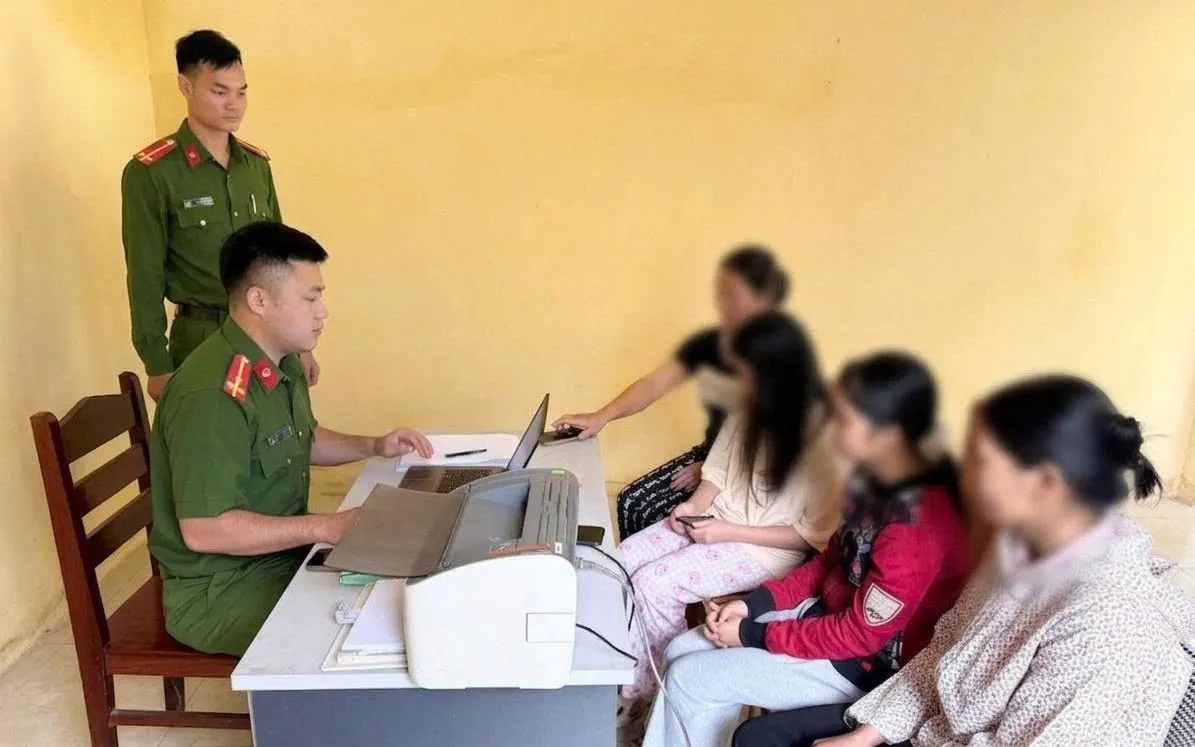 Lực lượng Công an đã nhanh chóng phối hợp hỗ trợ, hướng dẫn gia đình đón hai cháu trở về địa phương an toàn. (ảnh: Công an Tuyên Quang)