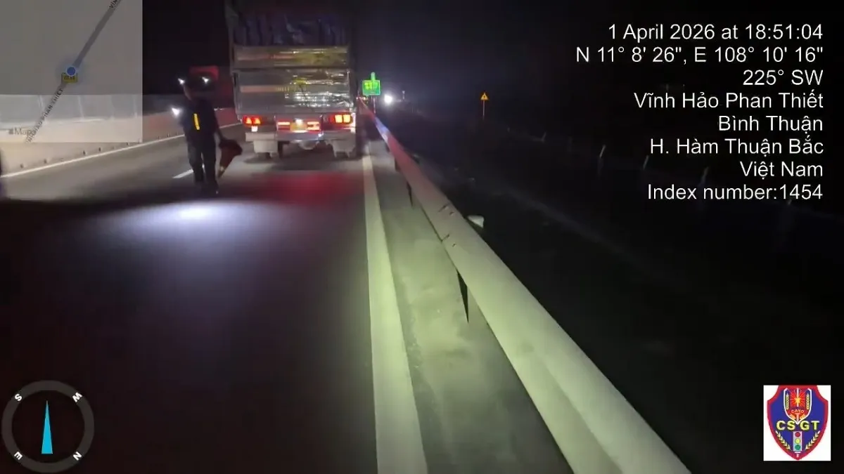 Dừng xe tr&ecirc;n cao tốc do nổ lốp nhưng kh&ocirc;ng đặt cảnh b&aacute;o, t&agrave;i xế bị phạt 13 triệu đồng - Ảnh 1.