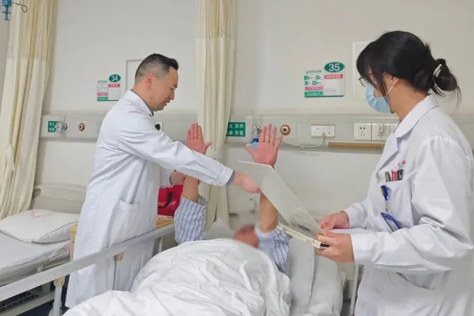 Massage mạnh vùng cổ, người đàn ông bị đột quỵ và liệt nửa người- Ảnh 1. Massage mạnh vùng cổ, người đàn ông bị đột quỵ và liệt nửa người- Ảnh 1.