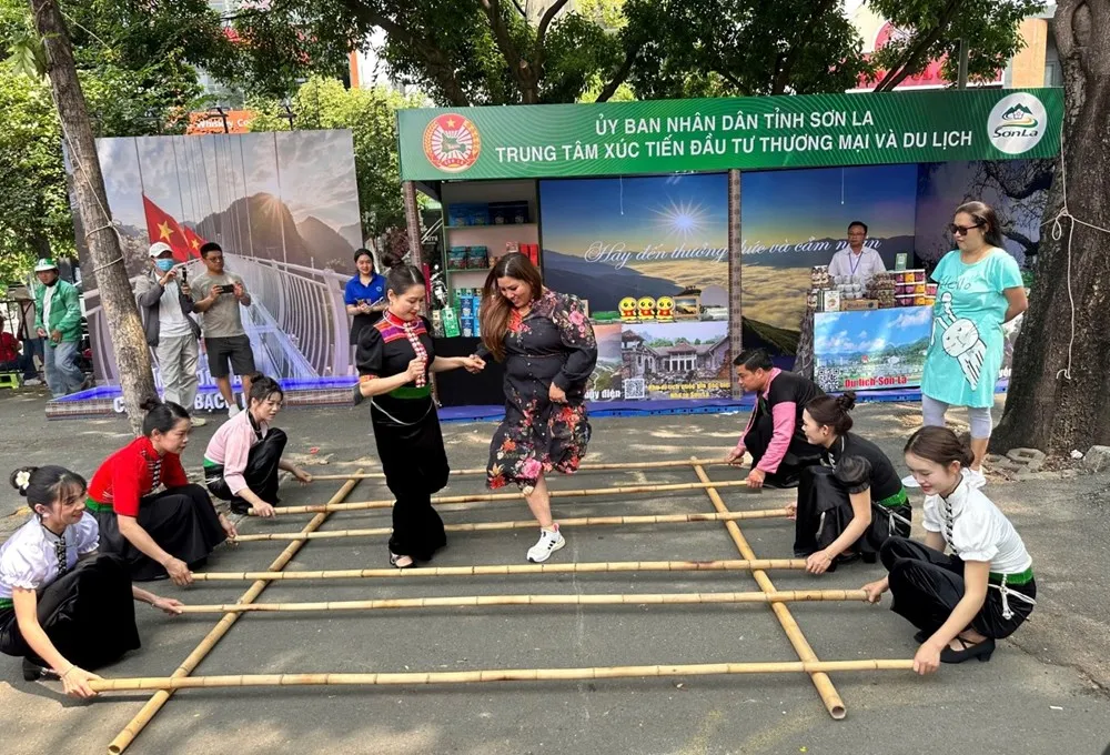 Sơn La quảng b&aacute; sắc m&agrave;u T&acirc;y Bắc tại Ng&agrave;y hội Du lịch TP.HCM 2026- Ảnh 1.