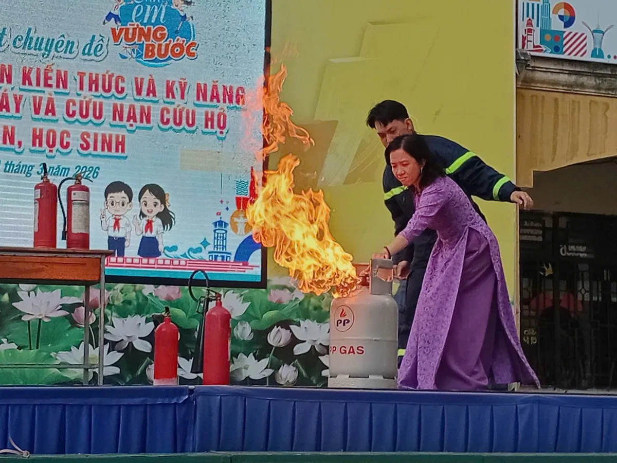 TP Hồ Chí Minh: Tập huấn thoát nạn và PCCC cho hàng loạt trường học, đơn vị - Ảnh 5.