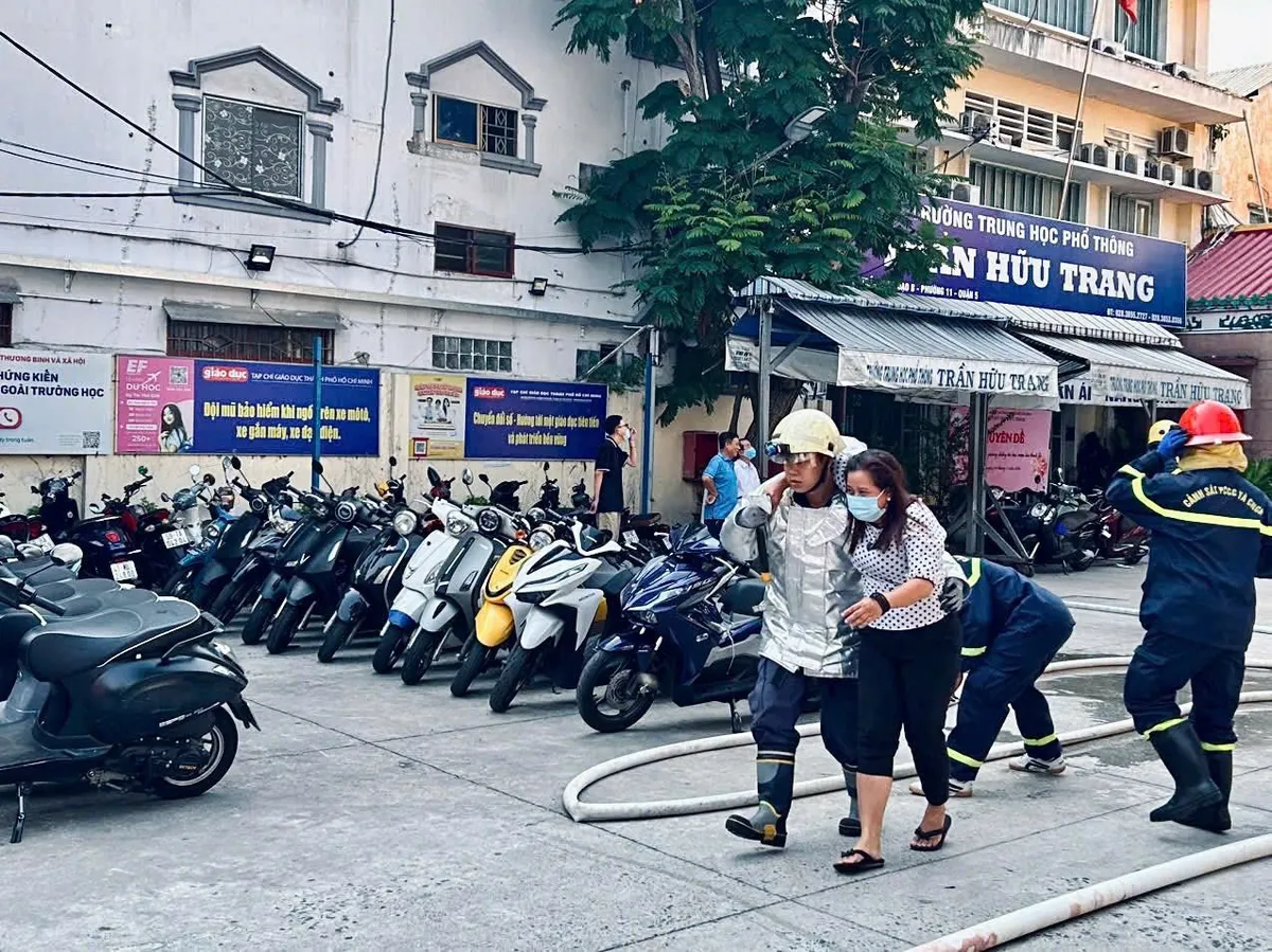 TP Hồ Chí Minh: Tập huấn thoát nạn và PCCC cho hàng loạt trường học, đơn vị - Ảnh 3.