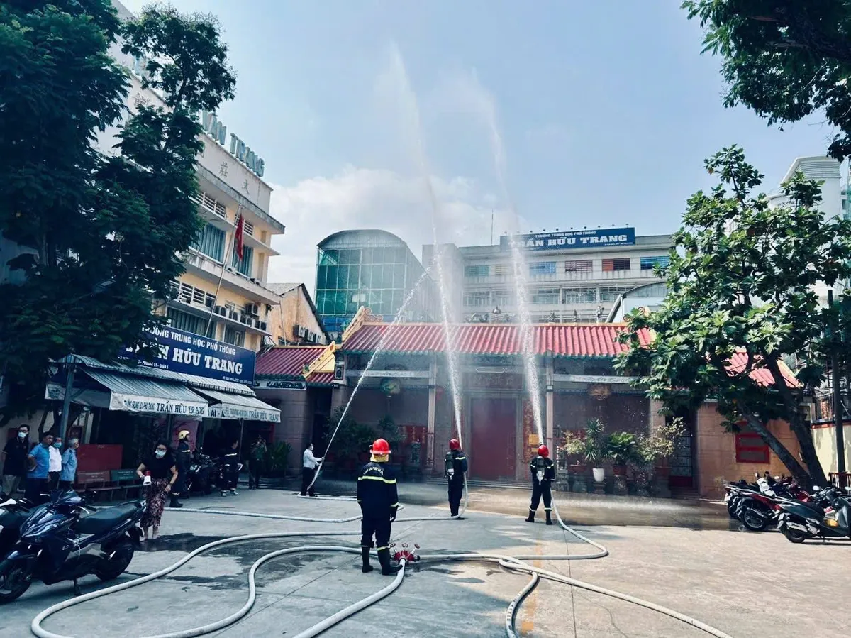 TP Hồ Chí Minh: Tập huấn thoát nạn và PCCC cho hàng loạt trường học, đơn vị - Ảnh 1.