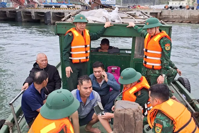 T&agrave;u chở c&aacute;t ch&igrave;m tr&ecirc;n biển Thanh H&oacute;a, 5 thuyền vi&ecirc;n được cứu kịp thời - Ảnh 1.