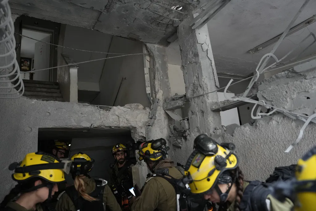 Tổng thống Trump: Iran sẽ bị giáng đòn "cực mạnh" trong vài tuần tới - Ảnh 1. Tổng thống Trump: Iran sẽ bị giáng đòn "cực mạnh" trong vài tuần tới - Ảnh 1.