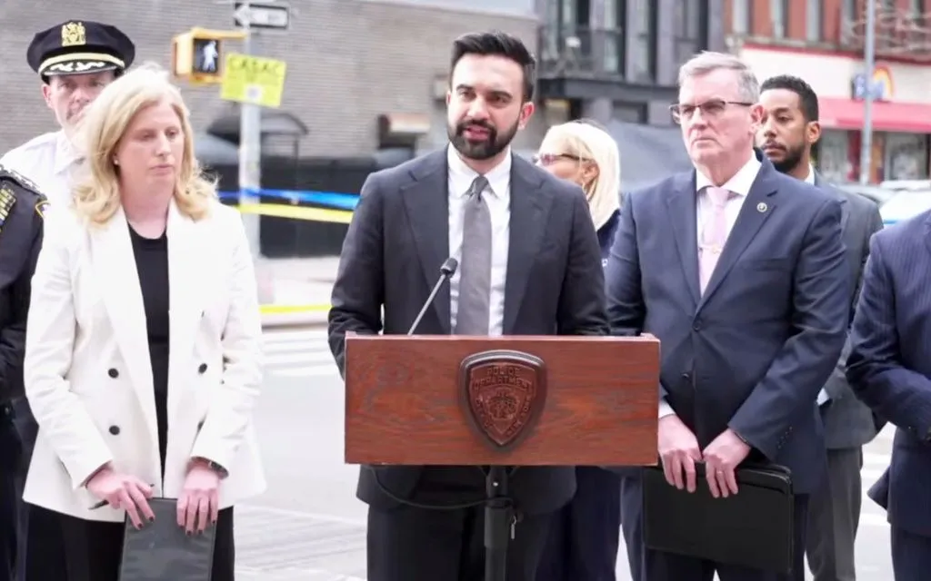 Bé 7 tháng tuổi thiệt mạng trong vụ xả súng ở New York- Ảnh 1. Bé 7 tháng tuổi thiệt mạng trong vụ xả súng ở New York- Ảnh 1.