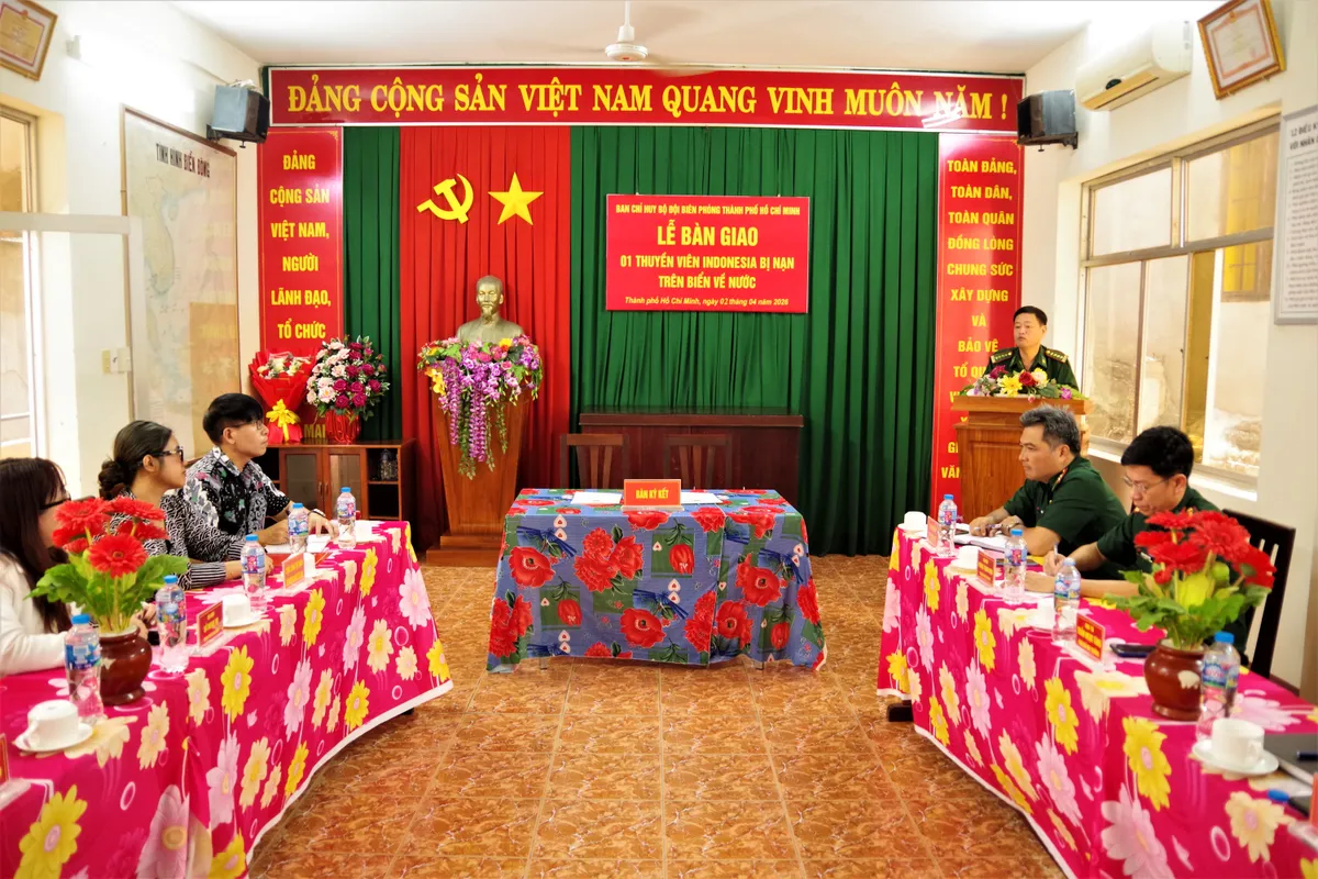 B&agrave;n giao thuyền vi&ecirc;n Indonesia gặp nạn tr&ecirc;n biển - Ảnh 1.