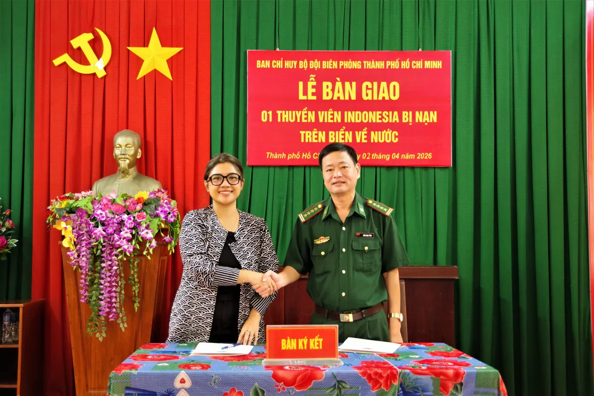 B&agrave;n giao thuyền vi&ecirc;n Indonesia gặp nạn tr&ecirc;n biển - Ảnh 2.