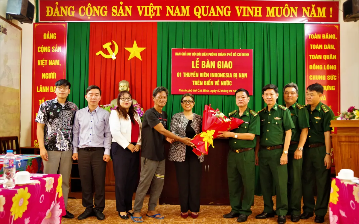Đại tá Trần Ngọc Tăng, Phó Chỉ huy trưởng Ban Chỉ huy Bộ đội Biên phòng Thành phố Hồ Chí Minh và các cơ quan chức năng của Việt Nam tặng hoa chúc mừng ông Heru Partiman được về nước đoàn tụ với gia đình.