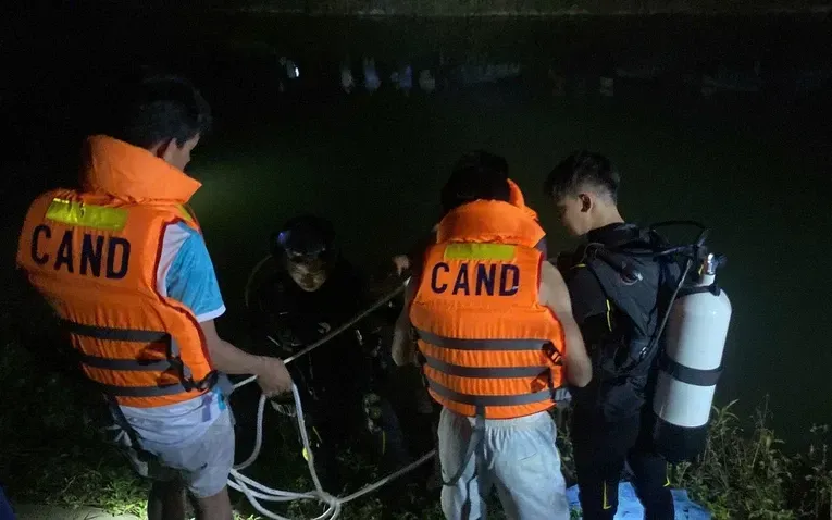 Lực lượng chức năng tổ chức tìm kiếm cháu bé mất tích khi đi tắm cùng các bạn. Ảnh:PLO