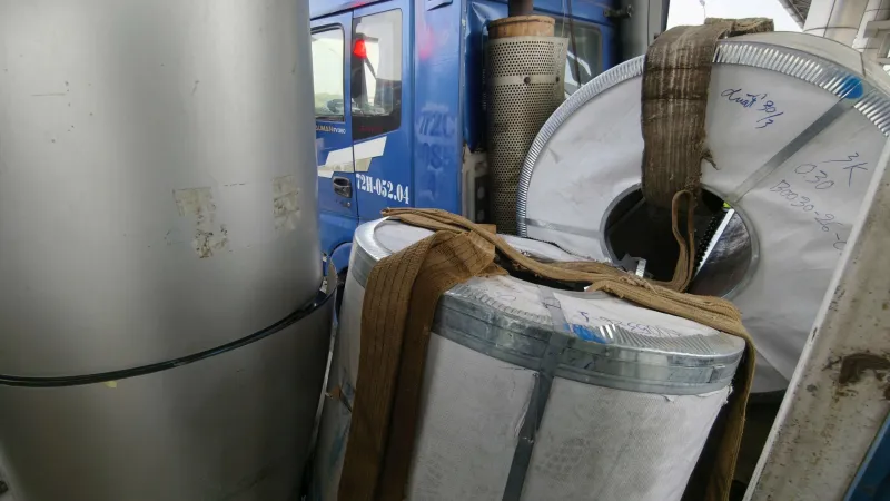 Cuộn th&eacute;p rơi đ&egrave; cabin trạm thu ph&iacute; ở TP Hồ Ch&iacute; Minh, giao th&ocirc;ng &ugrave;n ứ - Ảnh 2.