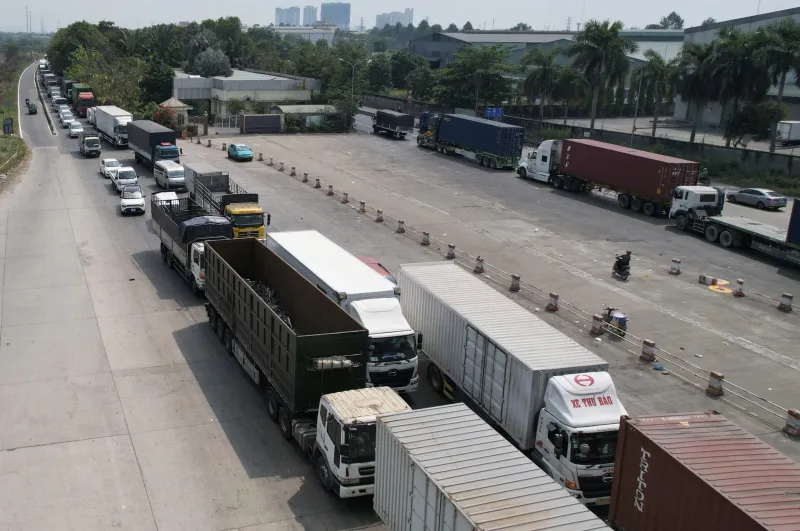 Cuộn th&eacute;p rơi đ&egrave; cabin trạm thu ph&iacute; ở TP Hồ Ch&iacute; Minh, giao th&ocirc;ng &ugrave;n ứ - Ảnh 3.