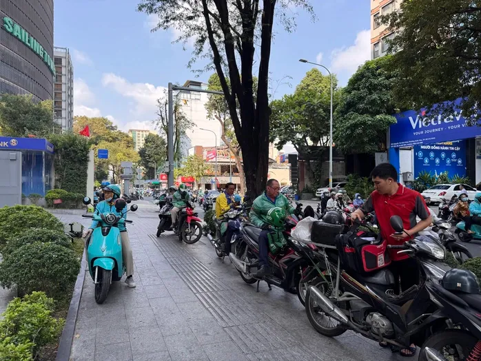 C&aacute;c h&atilde;ng gọi xe c&ocirc;ng nghệ đồng loạt hỗ trợ chi ph&iacute; xăng dầu cho t&agrave;i xế từ đầu th&aacute;ng 4- Ảnh 2.