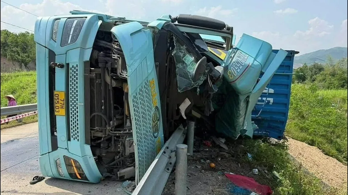 Sai lầm khi vào cua khiến nhiều xe tải bị lật: Nguy cơ từ thói quen chủ quan- Ảnh 1. Sai lầm khi vào cua khiến nhiều xe tải bị lật: Nguy cơ từ thói quen chủ quan- Ảnh 1.