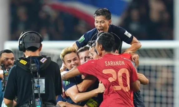 Việt Nam v&agrave; Th&aacute;i Lan c&ugrave;ng v&agrave;o Top 100 FIFA sau hơn 20 năm- Ảnh 1.