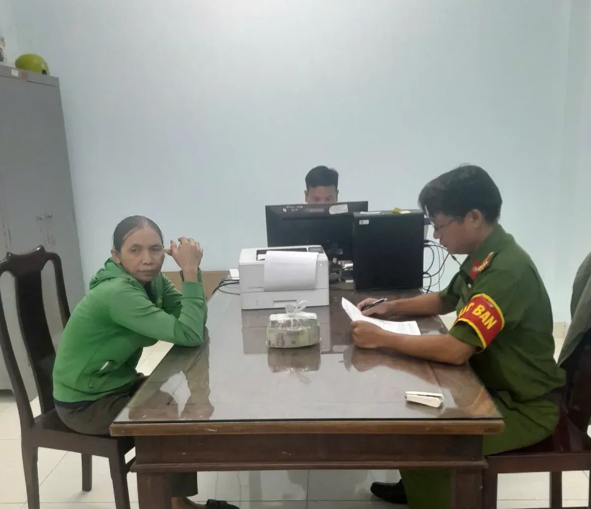 Bắt nhanh &ldquo;nữ đạo ch&iacute;ch&rdquo; trộm 300 triệu đồng sau chưa đầy 1 giờ- Ảnh 1.