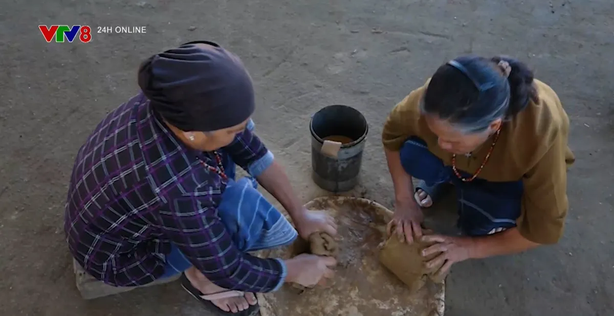 Nghề l&agrave;m gốm mộc độc đ&aacute;o của người Chu Ru- Ảnh 1.