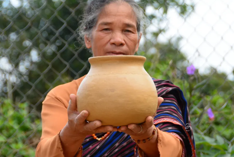 Nghề l&agrave;m gốm mộc độc đ&aacute;o của người Chu Ru- Ảnh 4.