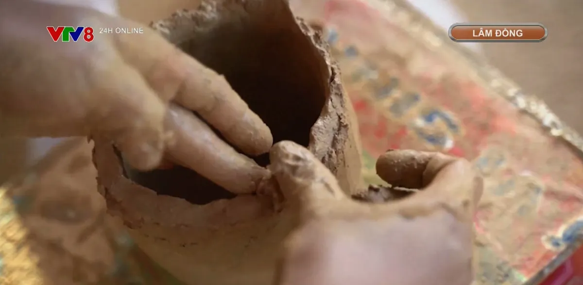 Nghề l&agrave;m gốm mộc độc đ&aacute;o của người Chu Ru- Ảnh 2.