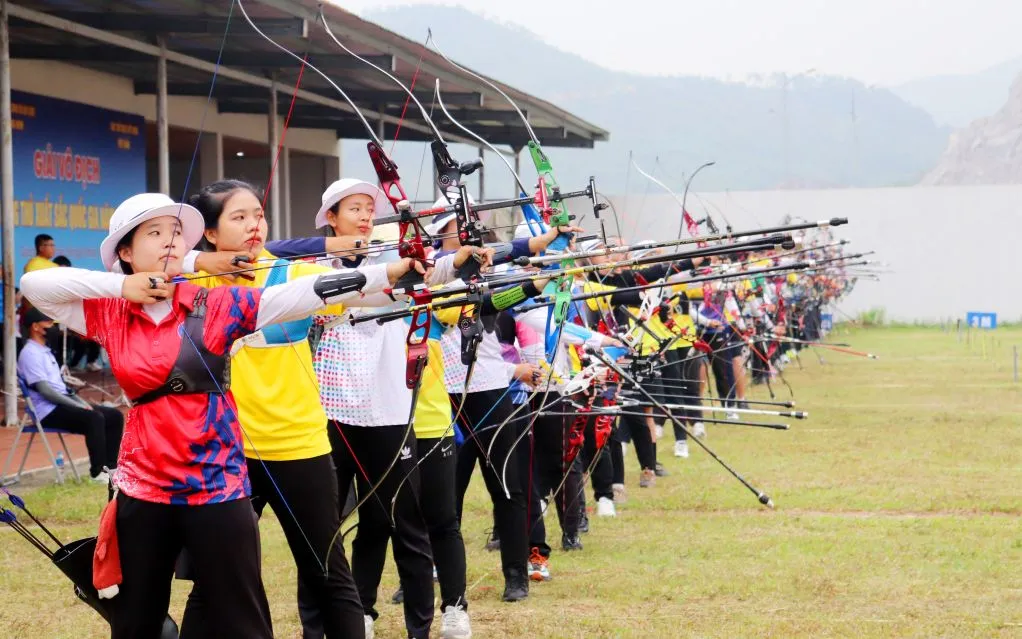 Ngay sau lễ khai mạc, các cung thủ nam, nữ bước vào tranh tài ở nội dung toàn năng cung 3 dây nam cự ly 50m và toàn năng cung 1 dây nữ cự ly 70m.
